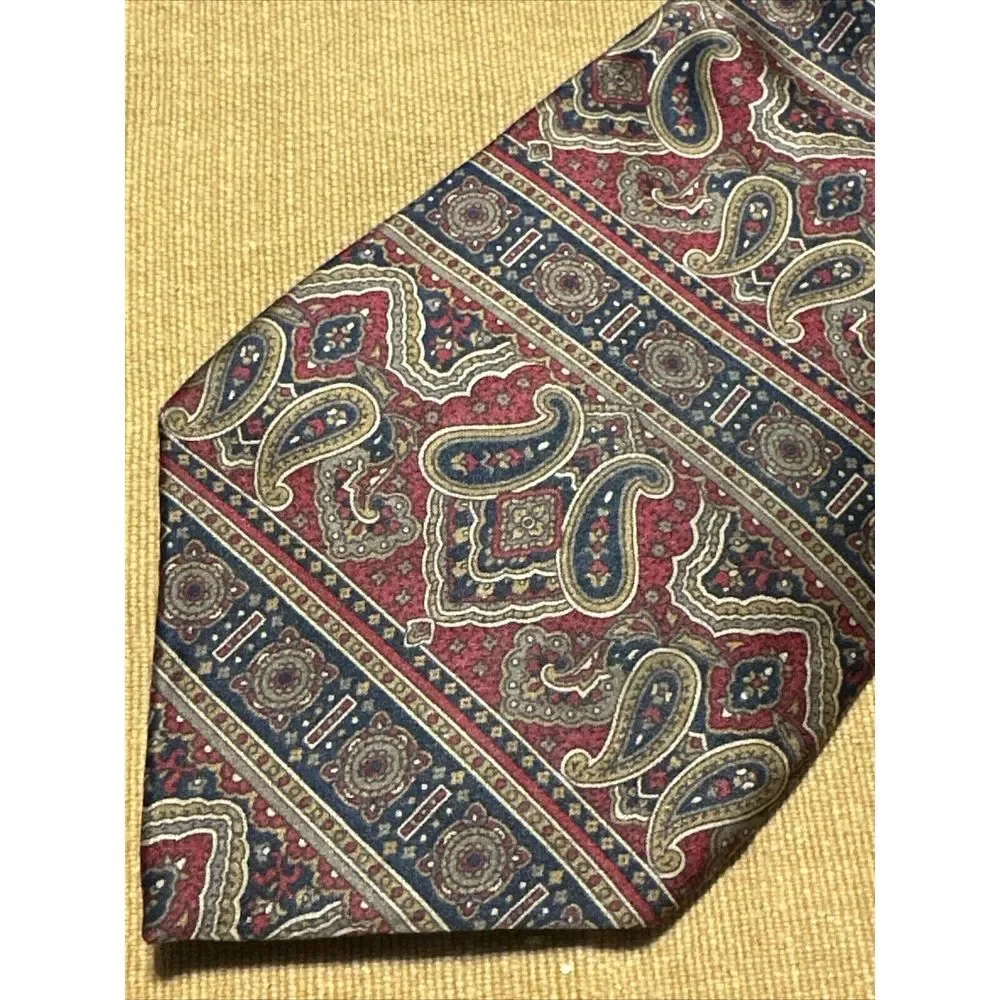 Bill Blass Men's Necktie Tie Silk Paisley Red Navy Blue Tan Made in Costa Rica‎